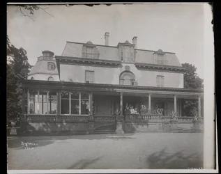 Menschen auf der Veranda der Astor Chanler Residenz in Barrytown, New York, 1907